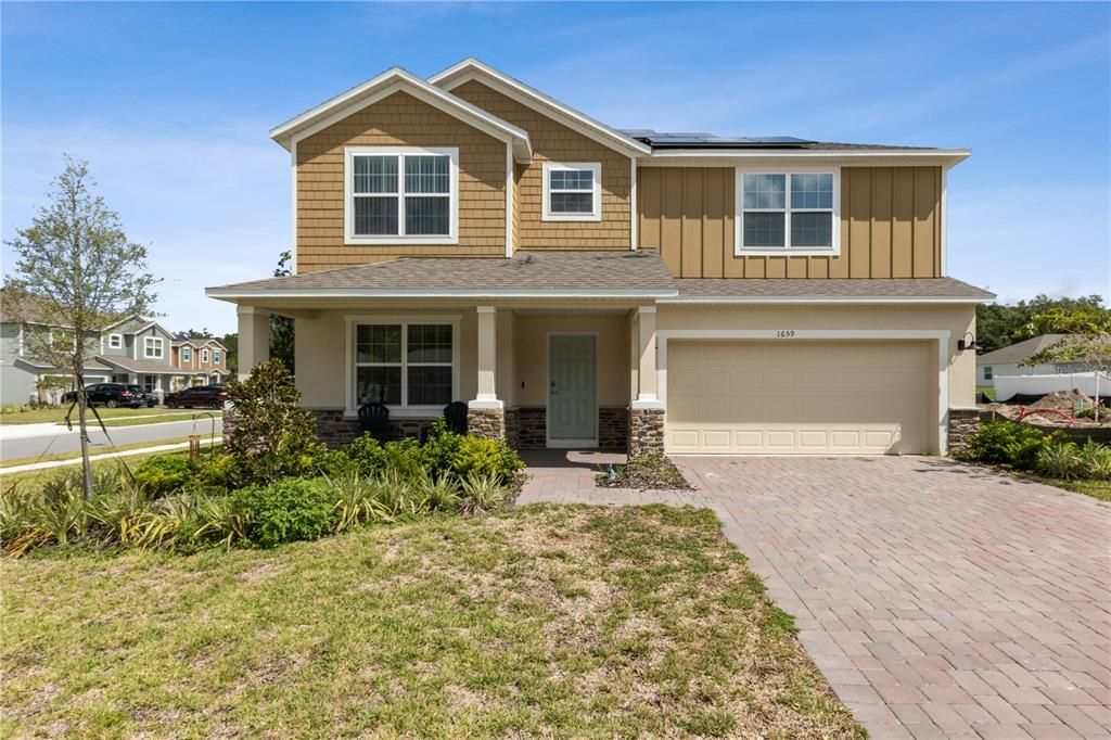 Attached, Exterior, Facade, Solar Panels, American Craftsman