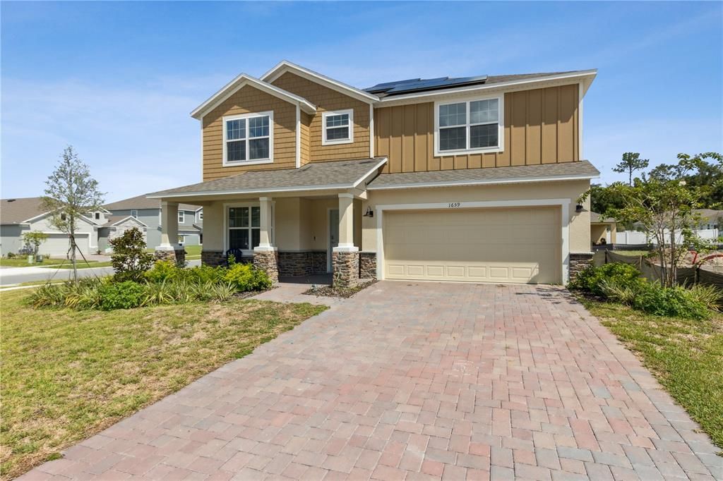 Attached, Exterior, Facade, Solar Panels, American Craftsman