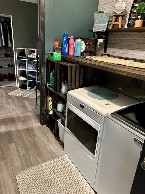 Interior, Washer, Wood Texture Flooring