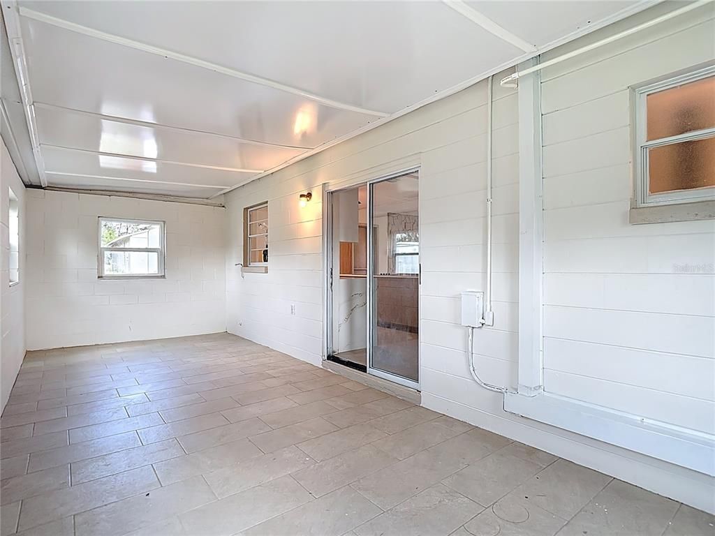 Empty room, Interior