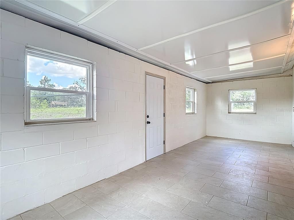 Empty room, Interior