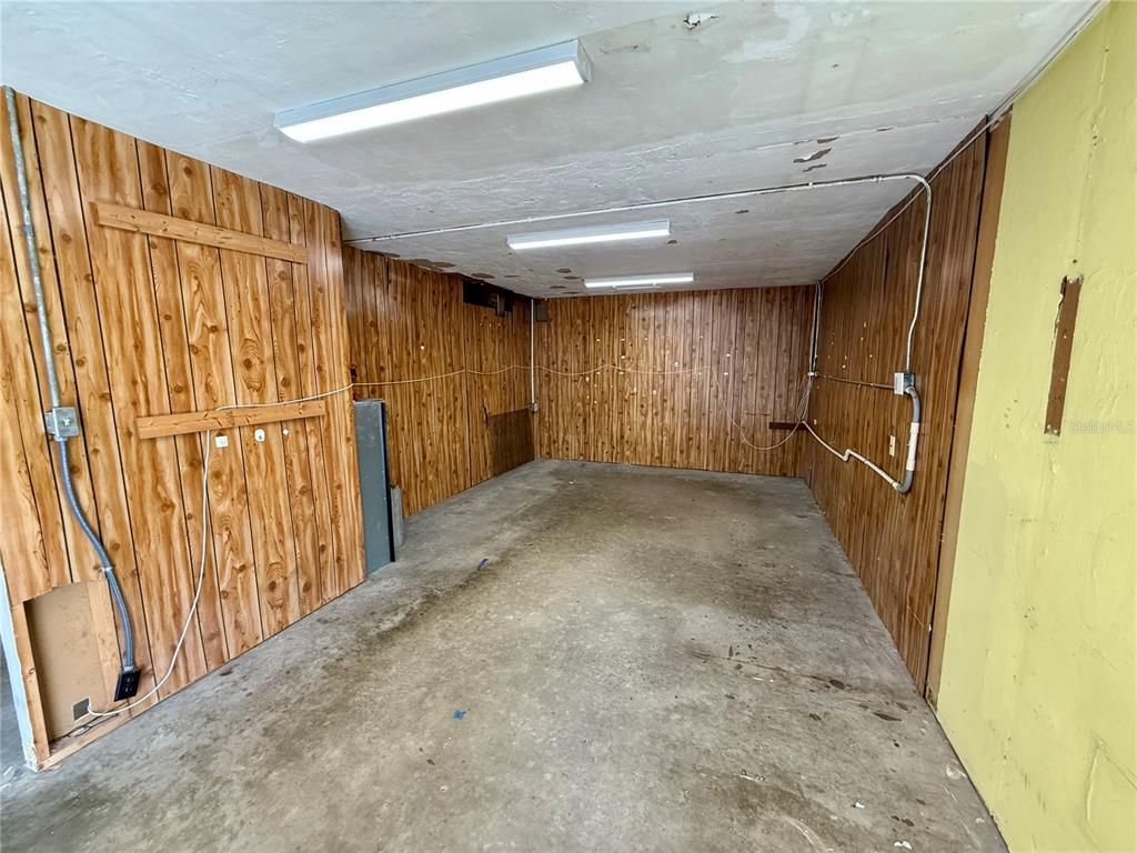 Empty room, Interior, Recessed Lighting, Wooden Walls