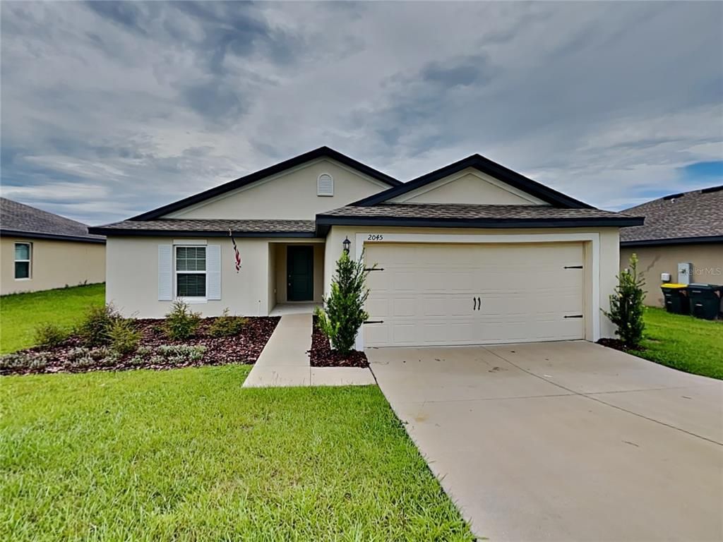 Attached, Exterior, Facade, Ranch