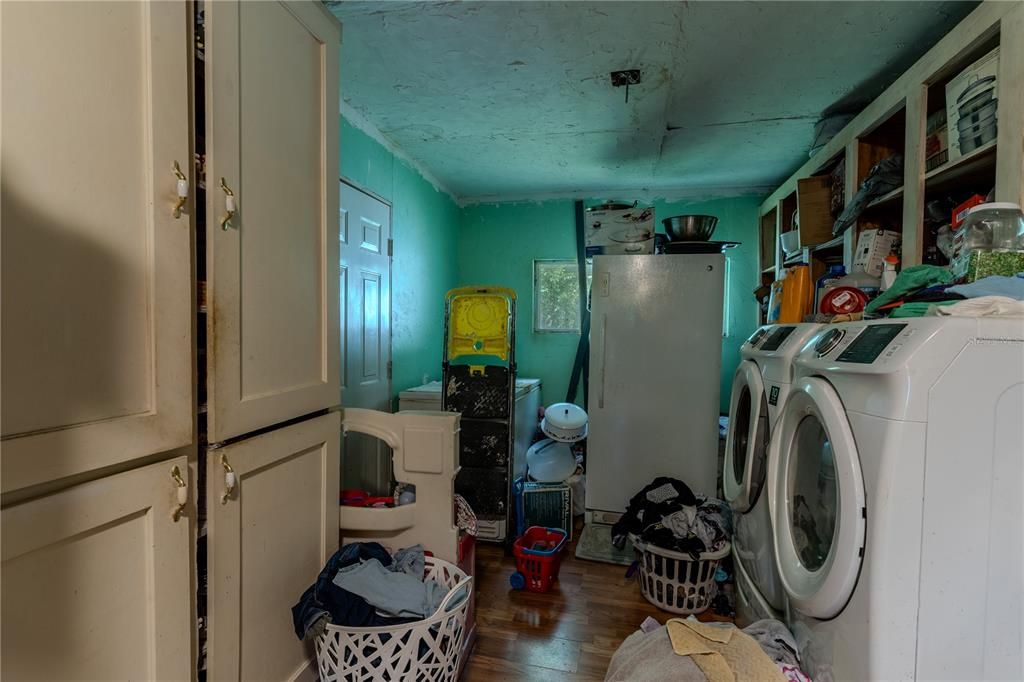 Interior, Washer, Wood Texture Flooring