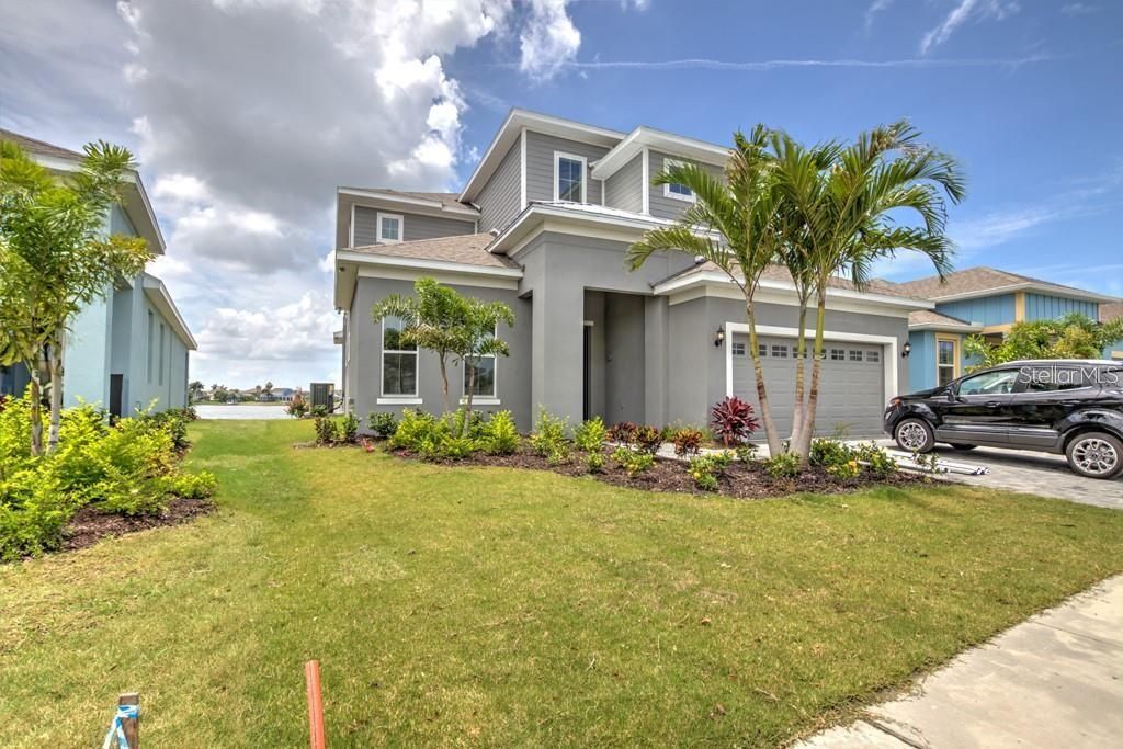 Attached, Exterior, Facade, Modern