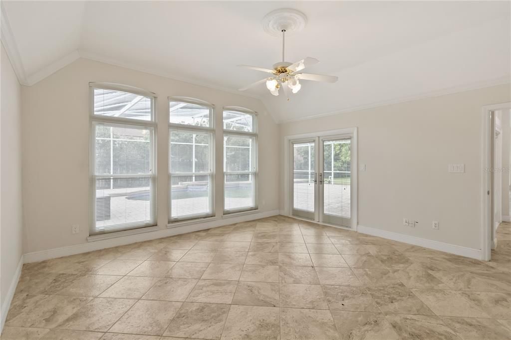 Empty room, Interior