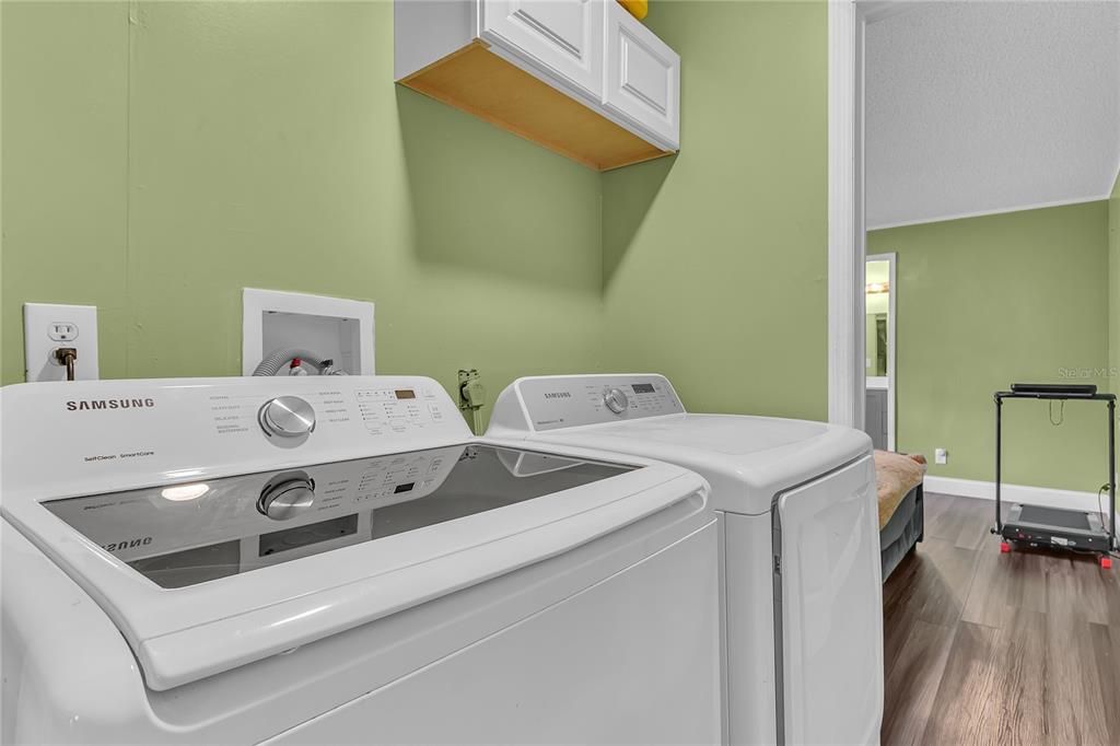 Interior, Washer, Wood Texture Flooring