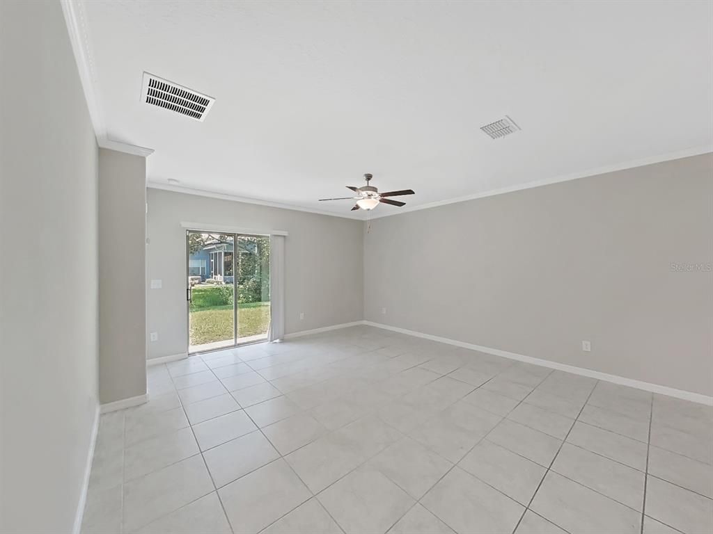 Empty room, Interior