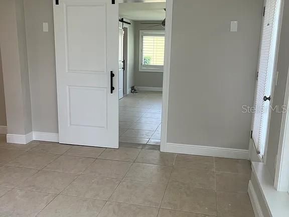 Empty room, Interior