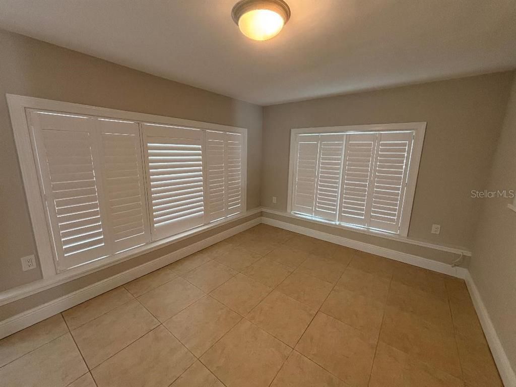 Empty room, Interior