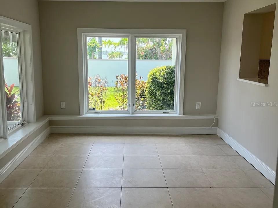 Empty room, Interior
