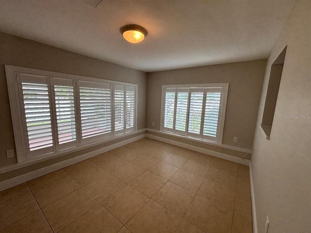 Empty room, Interior