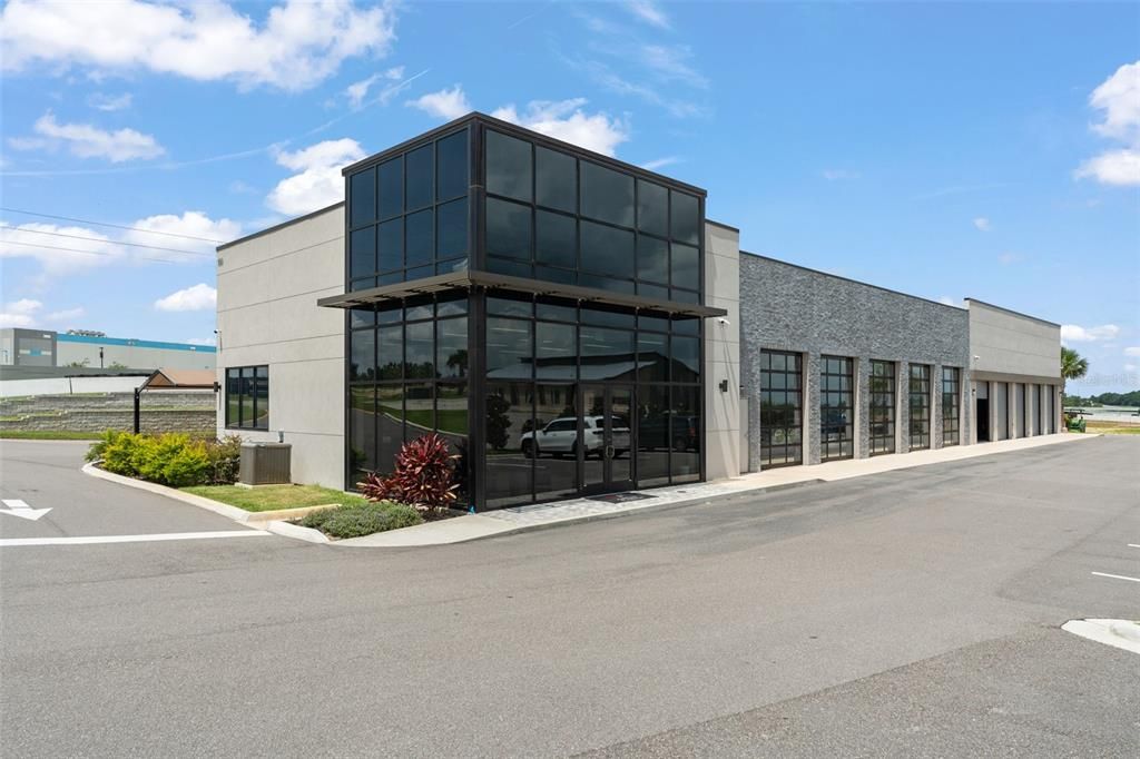 Exterior, Facade, Modern