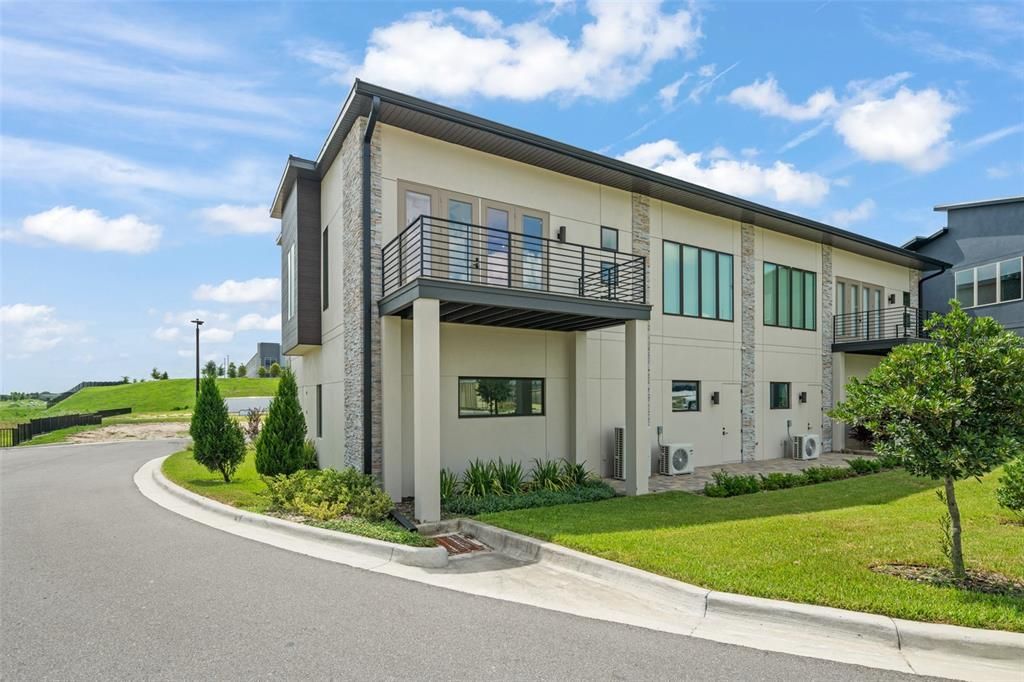 Exterior, Facade, Modern