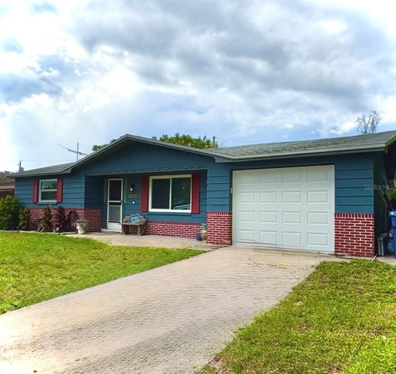 Attached, Exterior, Facade, Ranch