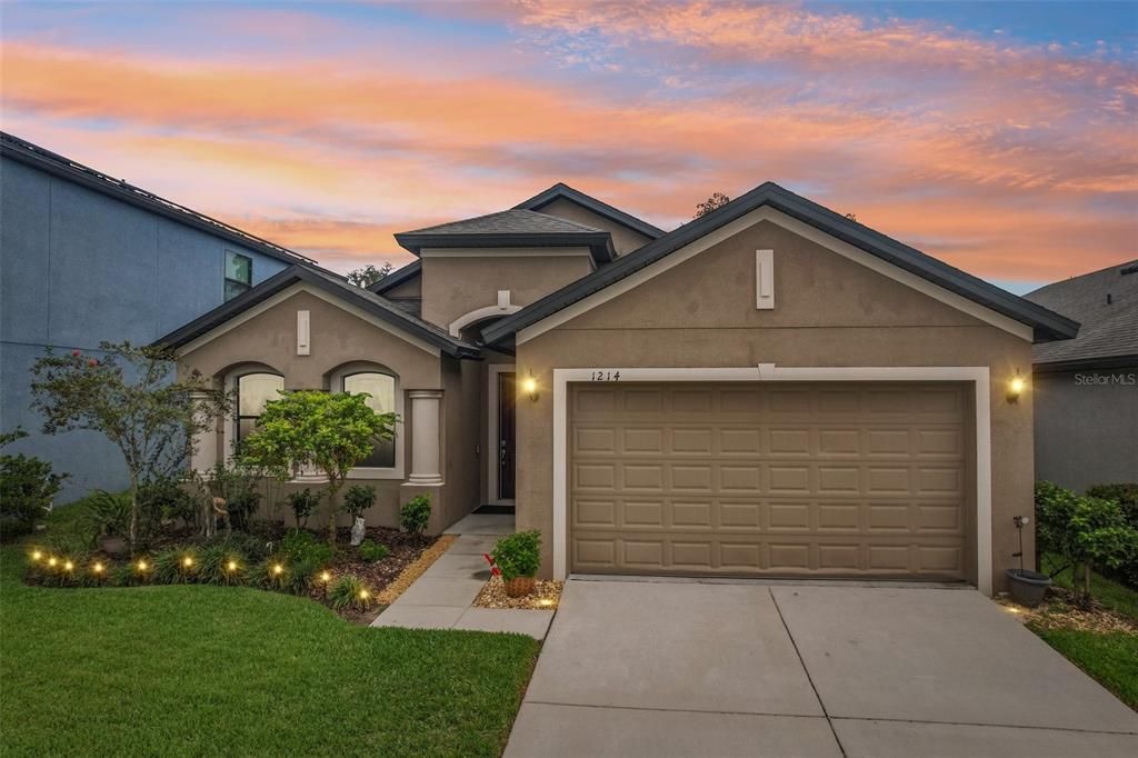 Attached, Exterior, Facade, American Craftsman