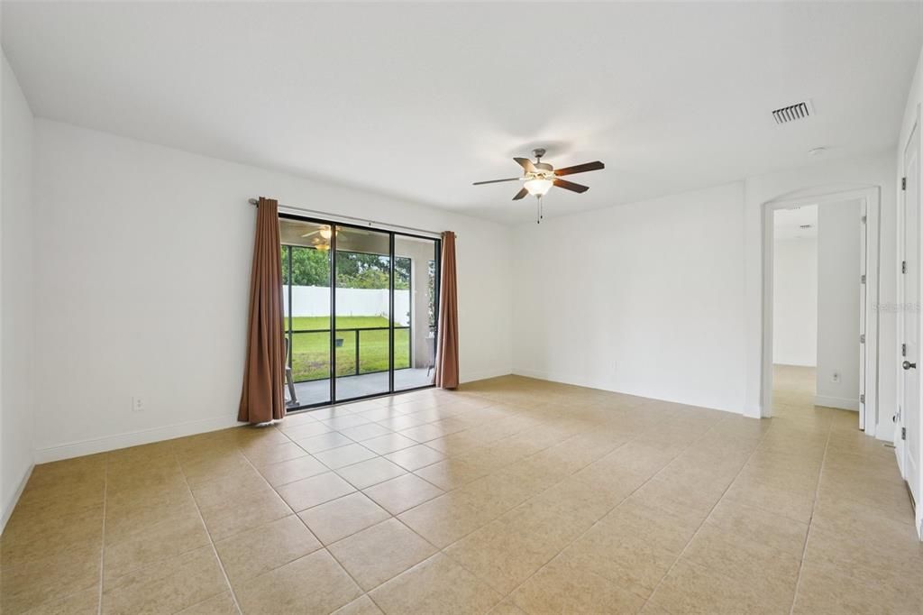 Empty room, Interior