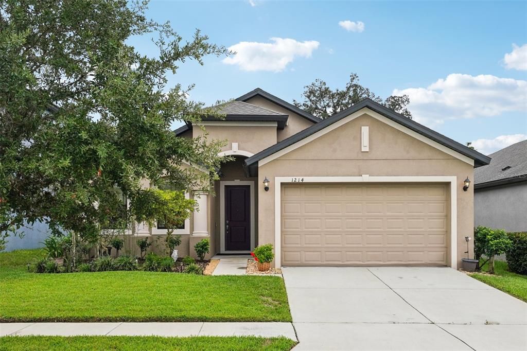 Attached, Exterior, Facade, American Craftsman