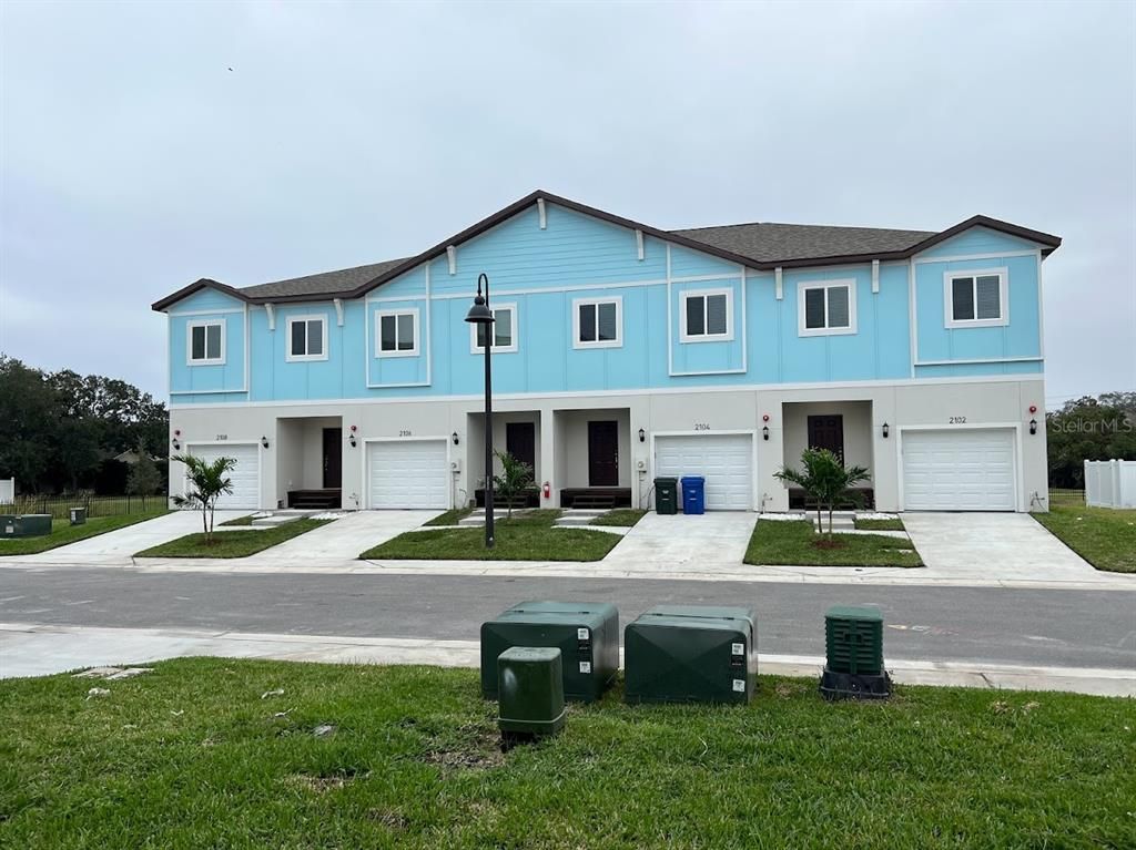 Attached, Exterior, Facade, Farmhouse