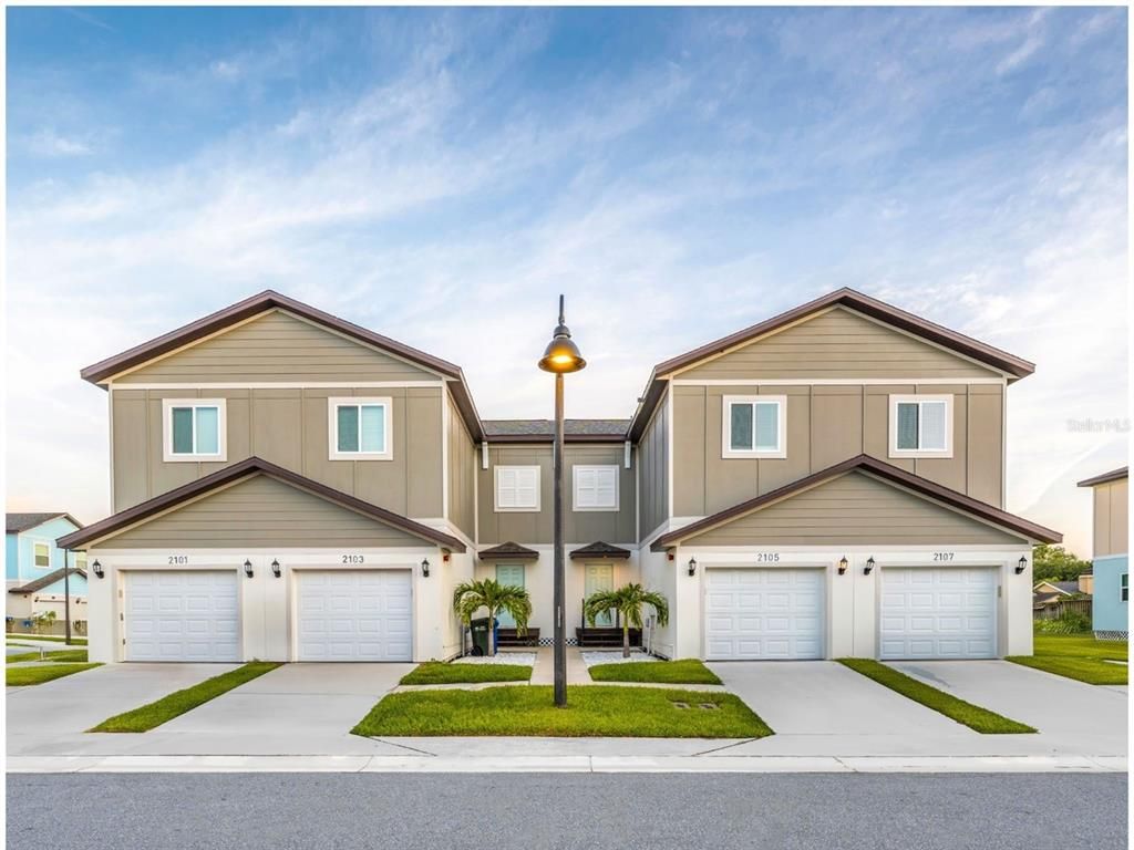 Attached, Exterior, Facade, American Craftsman