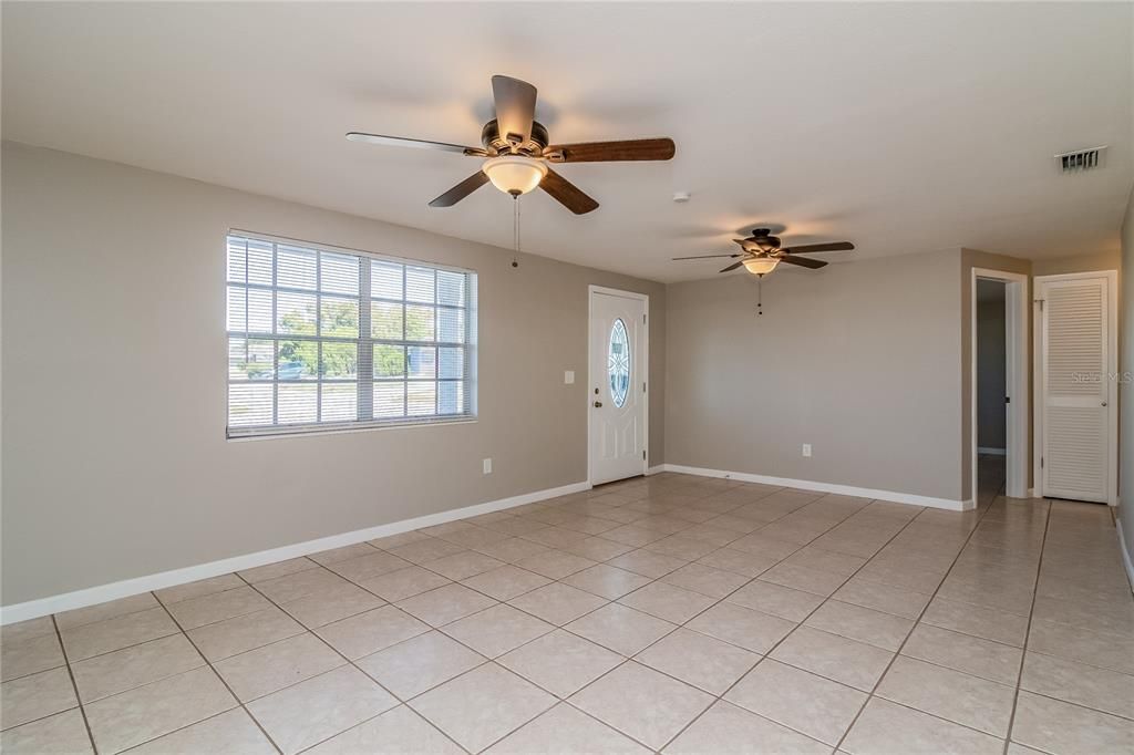 Empty room, Interior