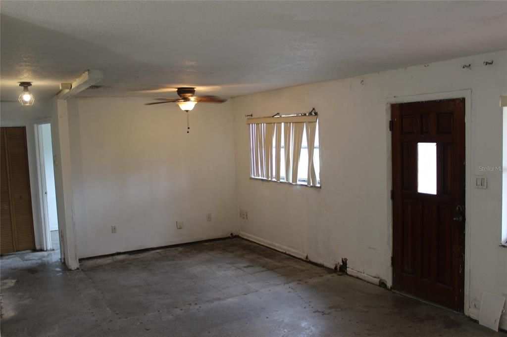 Empty room, Interior
