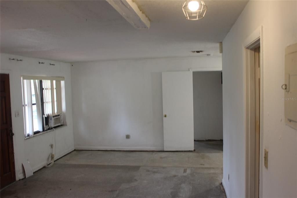 Empty room, Interior