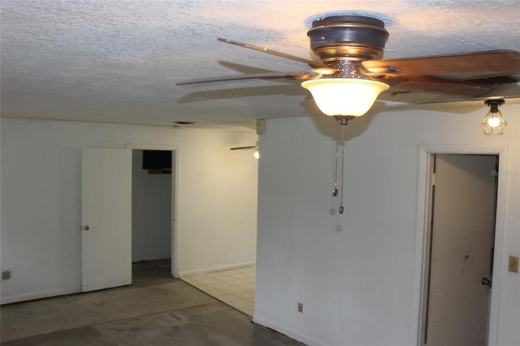 Empty room, Interior