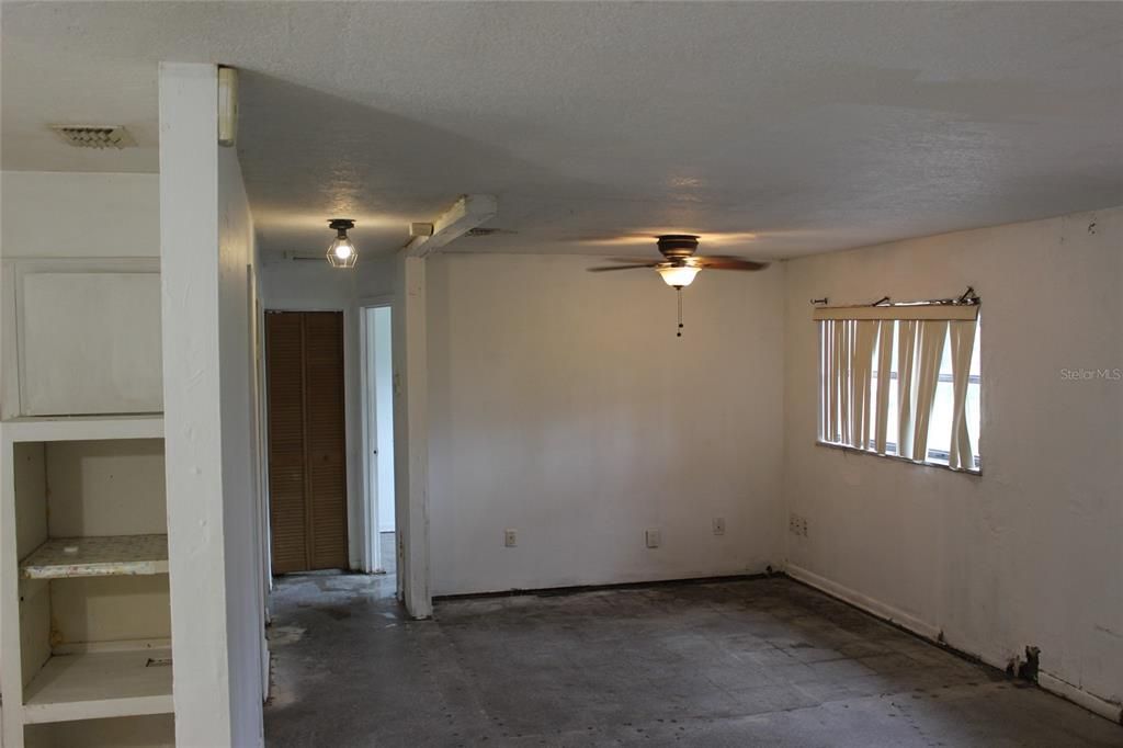 Empty room, Interior