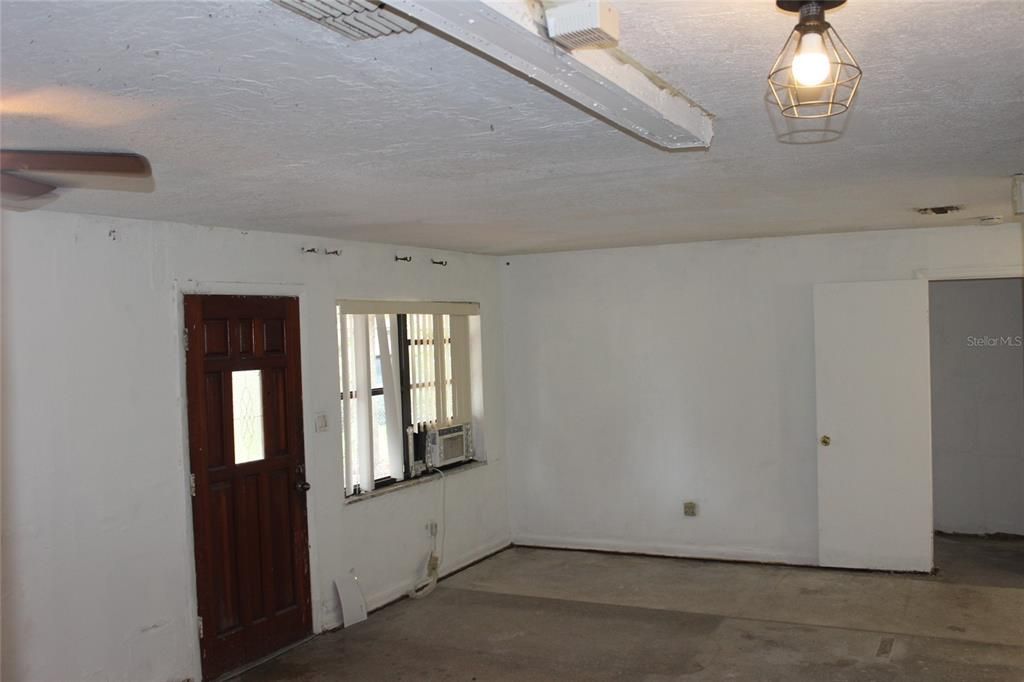 Empty room, Interior