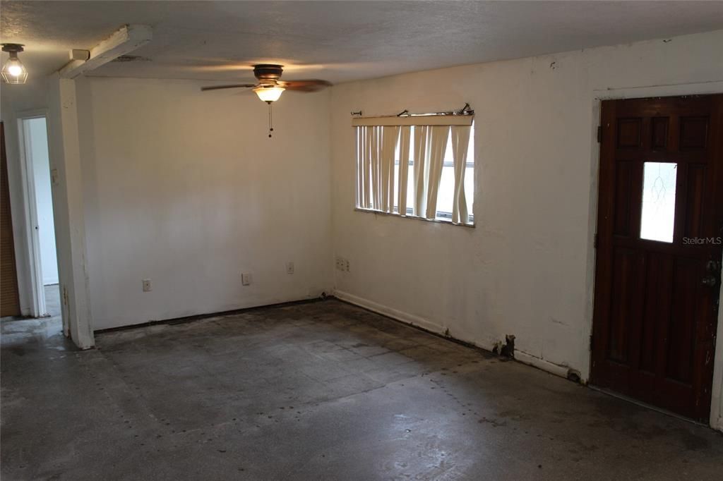 Empty room, Interior