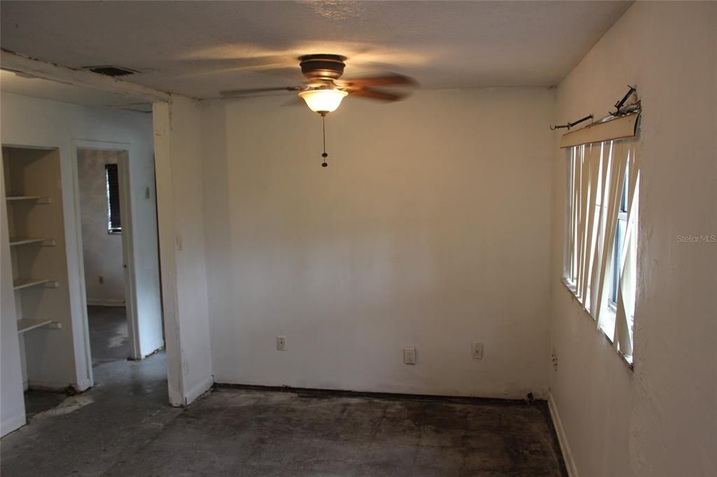 Empty room, Interior