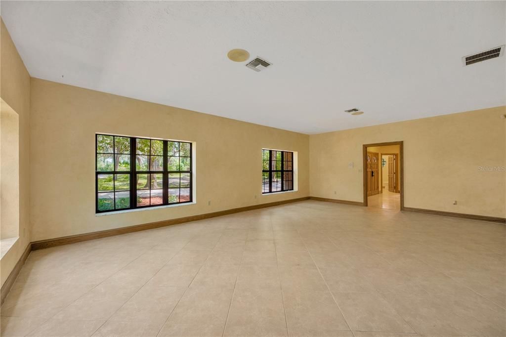 Empty room, Interior