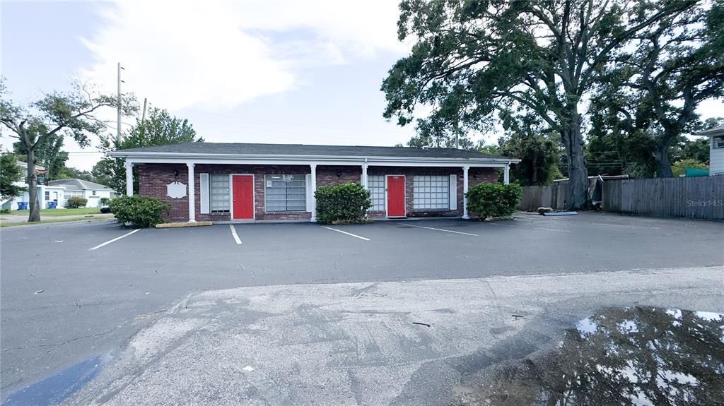 Exterior, Facade, Ranch