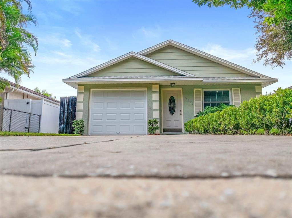 Attached, Exterior, Facade, Ranch