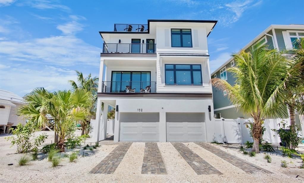 Attached, Exterior, Facade, Modern