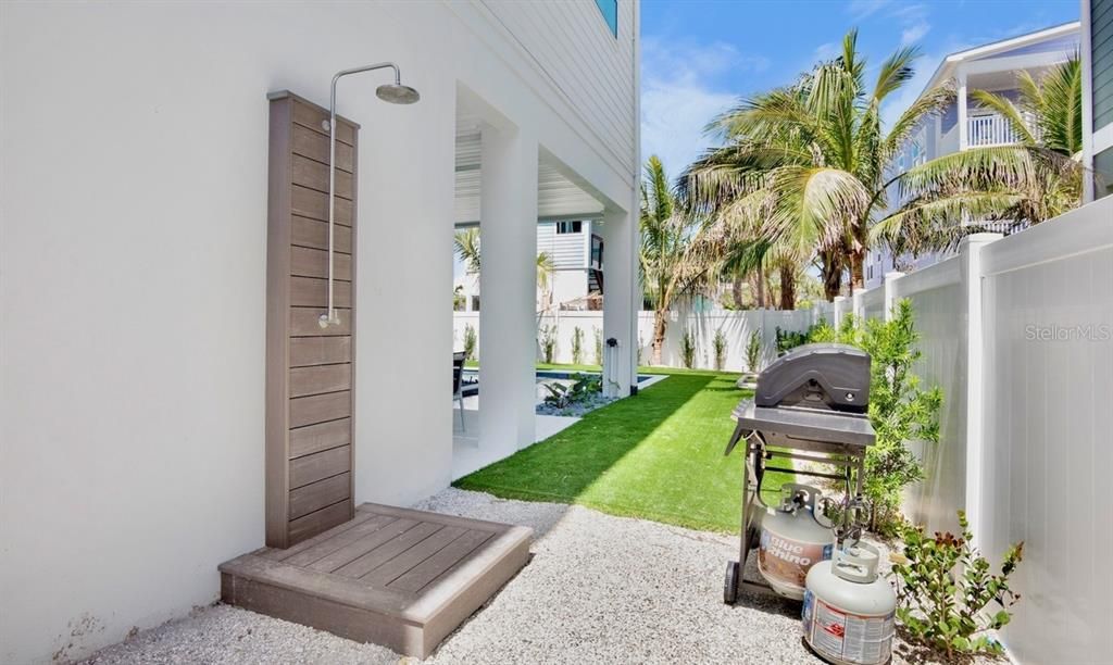 Backyard, Exterior