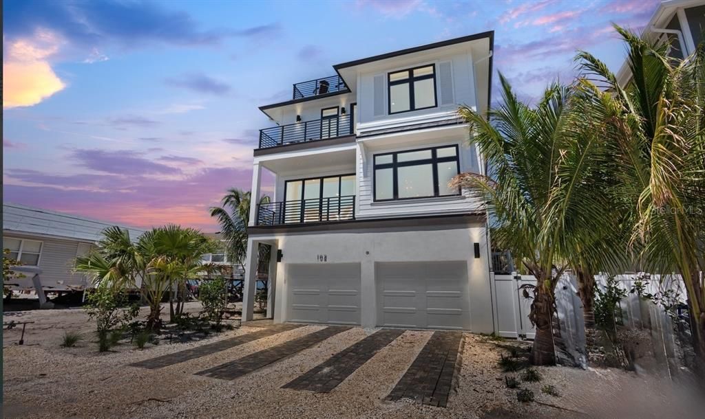 Attached, Exterior, Facade, Modern