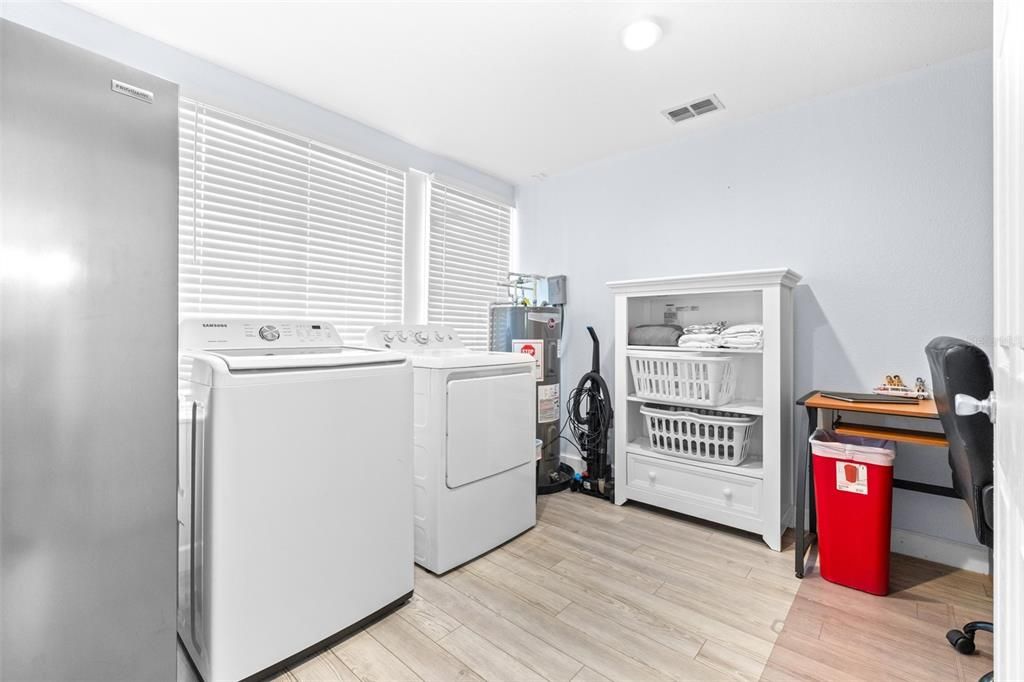 Interior, Recessed Lighting, Washer, Wood Texture Flooring
