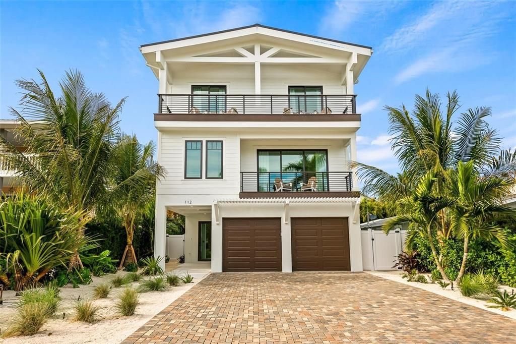 Attached, Exterior, Facade, Modern