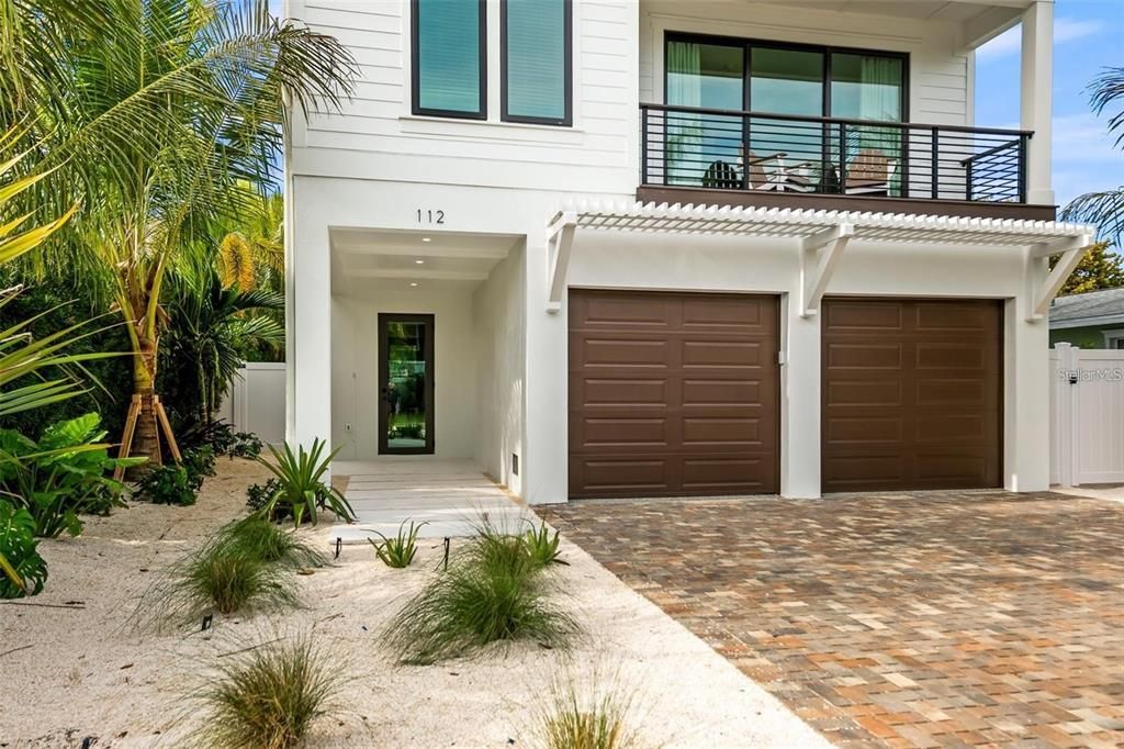 Attached, Exterior, Facade, Modern