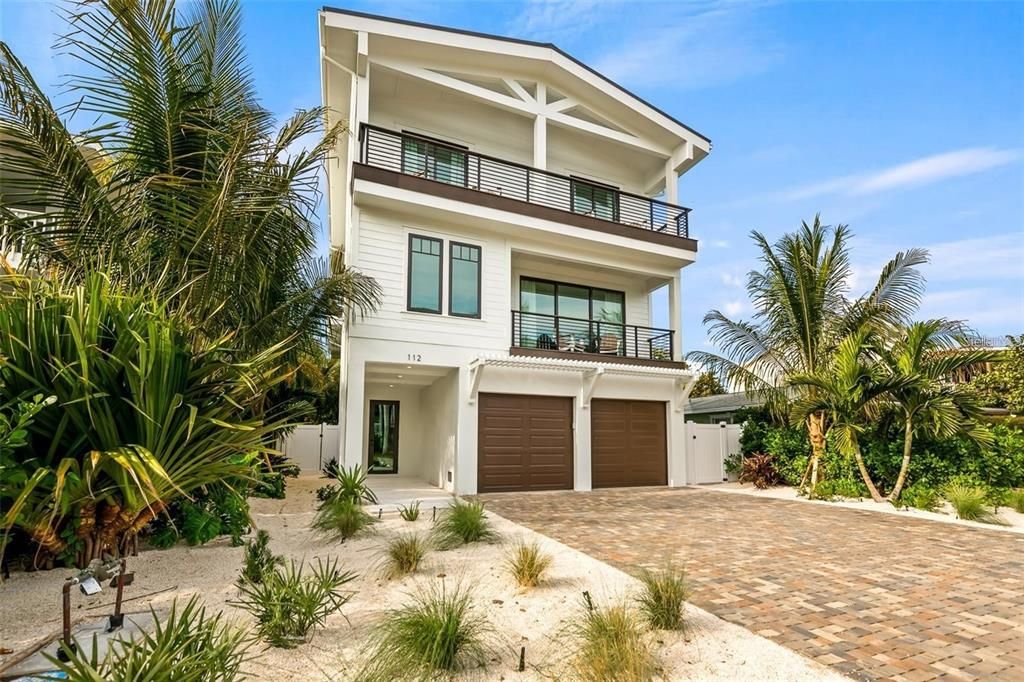 Attached, Exterior, Facade, Modern