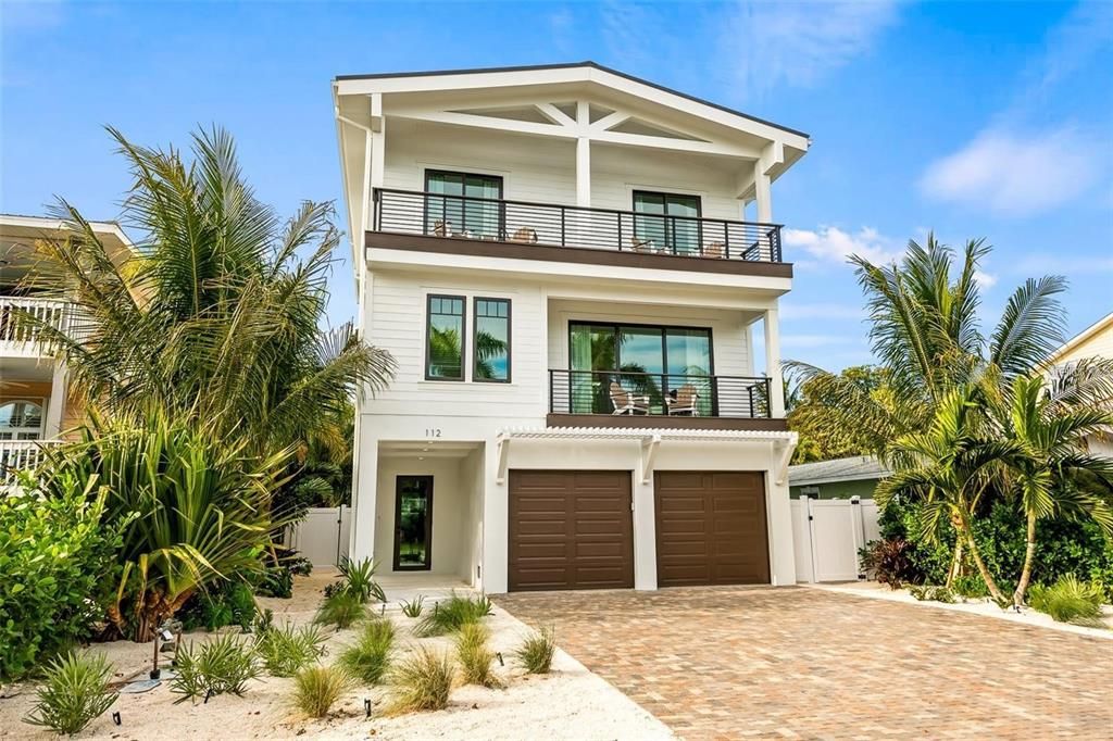 Attached, Exterior, Facade, Modern