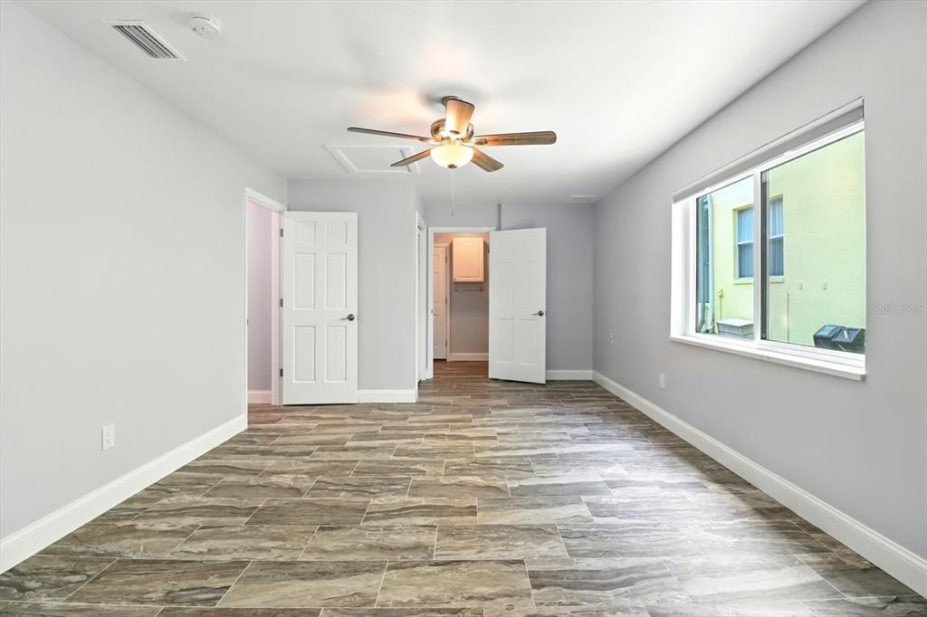 Empty room, Interior