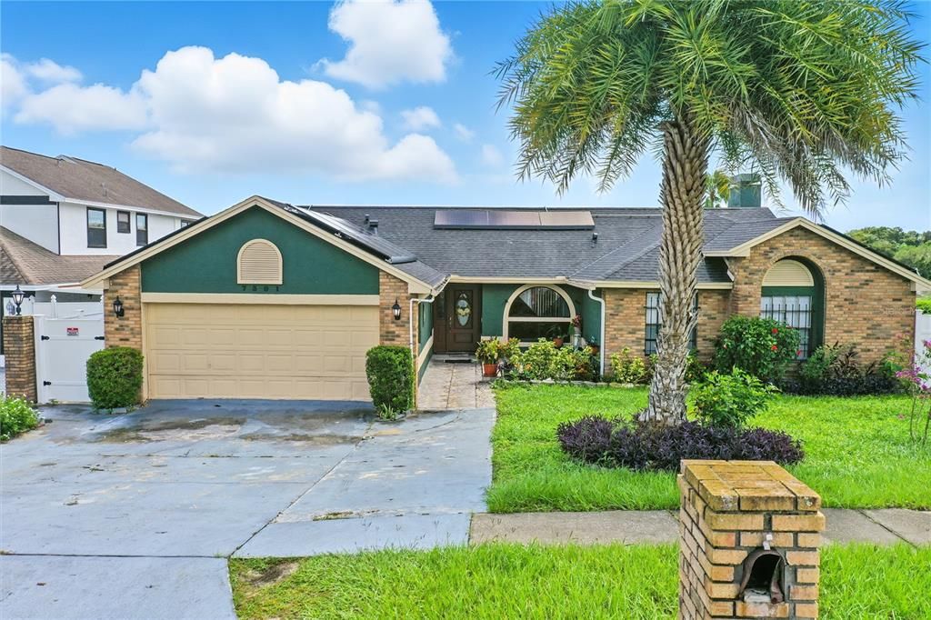 Attached, Exterior, Facade, Ranch