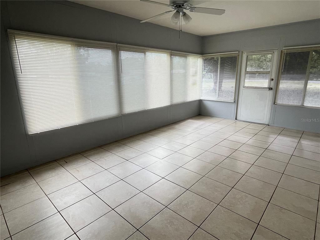 Empty room, Interior