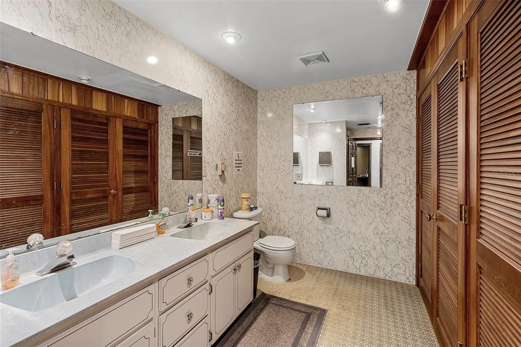 Bathroom, Dual Sink Vanities, Interior, Recessed Lighting