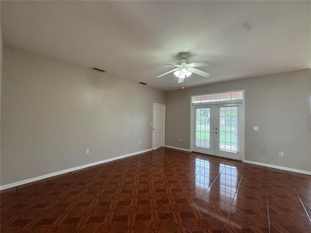 Empty room, Interior