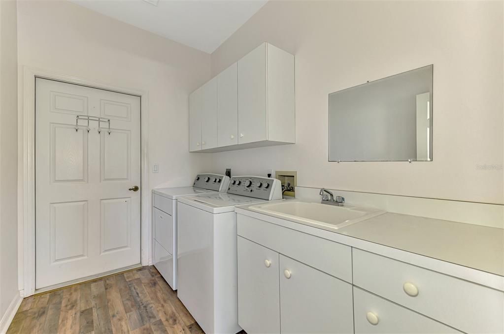 Interior, Washer, Wood Texture Flooring