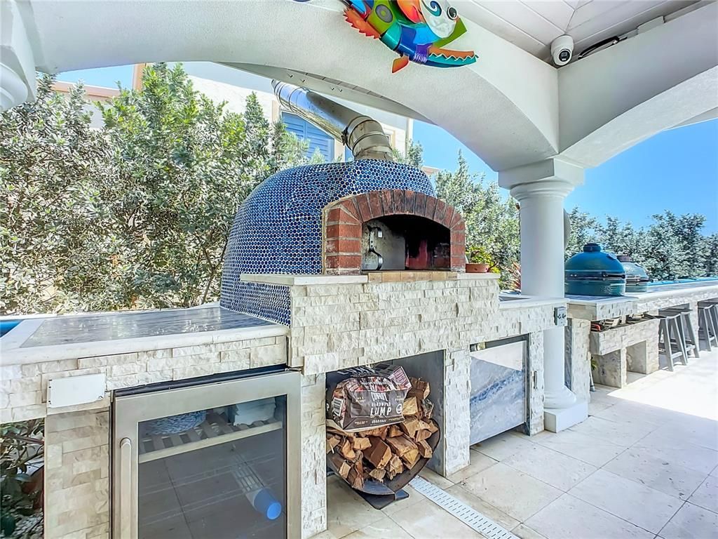 Exterior, Fireplace, Outdoor Kitchen